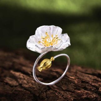 Серебряное женское кольцо «Белый мак»