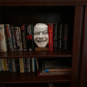 Голова Джека Николсона из фильма "Сияние" на книжную полку